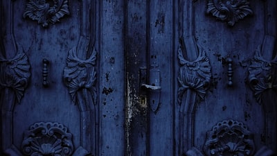 蓝色木华丽的浮雕门
